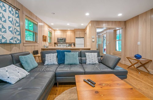 Port Colborne House | Sandy Shores Retreat