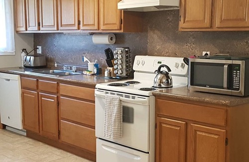 Sarnia House | Sarnia's Central Six - BIG 6 BR/2 BA w/patio & BBQ