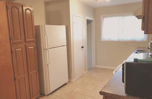 Sarnia House | Sarnia's Central Six - BIG 6 BR/2 BA w/patio & BBQ