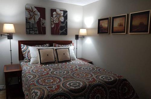 Sarnia House | Sarnia's Hidden Gem - 3 BR/2 BA by College/Hwy/Arena