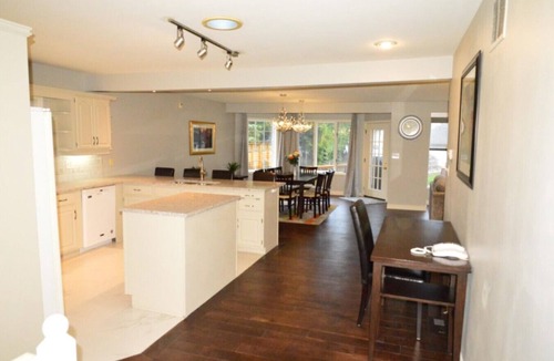 Old Town Historic District House | Sasson House, Short stroll to Queen Street