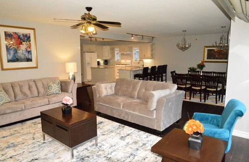 Old Town Historic District House | Sasson House, Short stroll to Queen Street