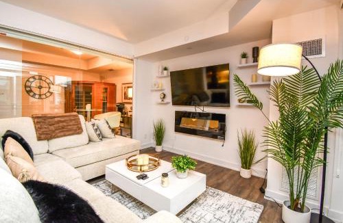 Innisfil Apartment | Sauna*King Bed*Fireplace*SmartTV