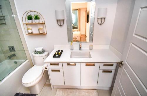 Innisfil Apartment | Sauna*King Bed*Fireplace*SmartTV