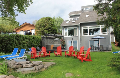 Valentia Cottage | Scugog Lake House with hot tub and Sauna