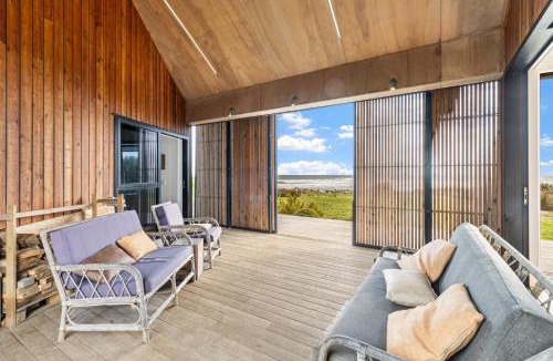 Warea House | Seafront, Sauna, Architecture The Surf Nest Full House