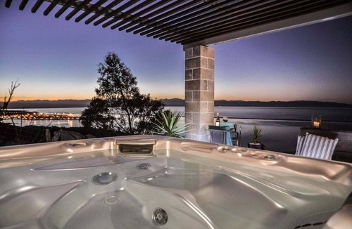 Atawhai House | Seawatch - Spa Pool & Panoramic Ocean Views