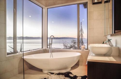 Atawhai House | Seawatch - Spa Pool & Panoramic Ocean Views