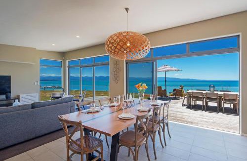 Atawhai House | Seawatch - Spa Pool & Panoramic Ocean Views