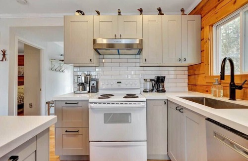Frontenac House | Secluded and beautiful wooded waterfront retreat