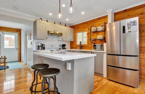 Frontenac House | Secluded and beautiful wooded waterfront retreat