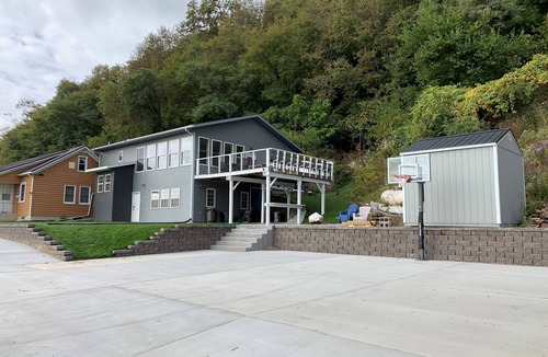 Brownsville House | Secluded Home - Views of Mississippi River remote location 15 min from La Crosse