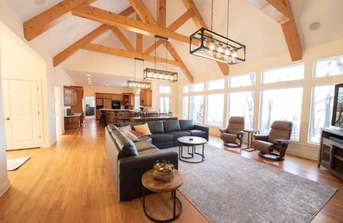 Blaine House | Secluded Spa-cious Retreat 11+3