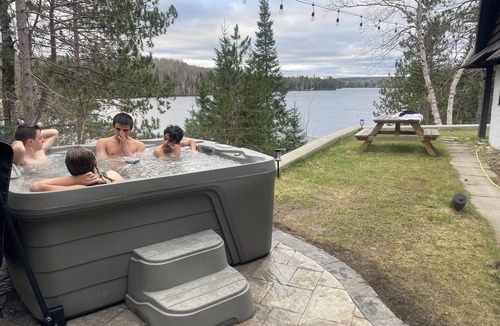 Hastings Highlands Cottage | Serendipity Lodge - 4 bed, lakefront, near Algonquin. Hot Tub and Sauna!