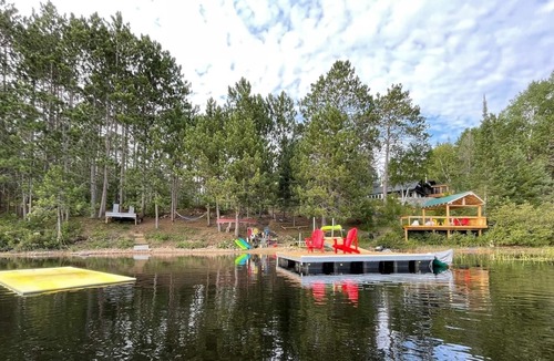 Hastings Highlands Cottage | Serendipity Lodge - 4 bed, lakefront, near Algonquin. Hot Tub and Sauna!