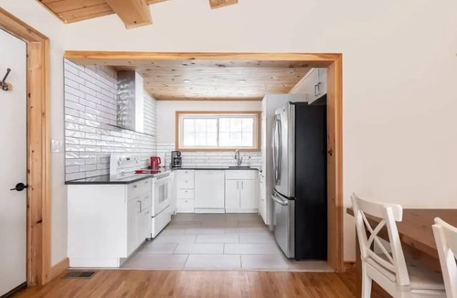 Lake of Bays Cabin | Serene, breathtaking waterfront views in Muskoka, half an hour from Algonquin!