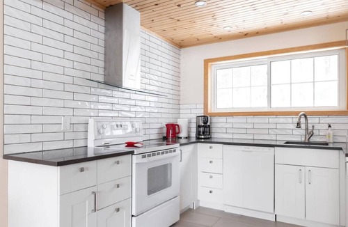 Lake of Bays Cabin | Serene, breathtaking waterfront views in Muskoka, half an hour from Algonquin!