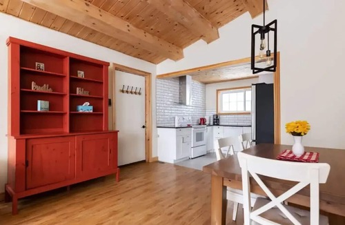 Lake of Bays Cabin | Serene, breathtaking waterfront views in Muskoka, half an hour from Algonquin!