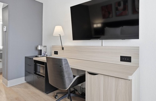 Regina Hotel | Seven Oaks Hotel Regina, SureStay Collection by Best Western