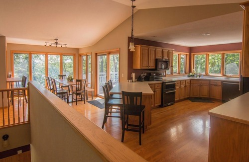 Brainerd House | Shady Crest. Pool table, games, bonfire, Legos. Lake w/kayaks. 5 kings - 16ppl.