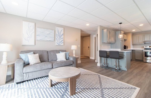 East Hillside Apartment | Shore View Haven | In the Heart of Downtown