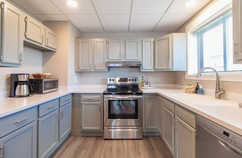 East Hillside Apartment | Shore View Haven | In the Heart of Downtown