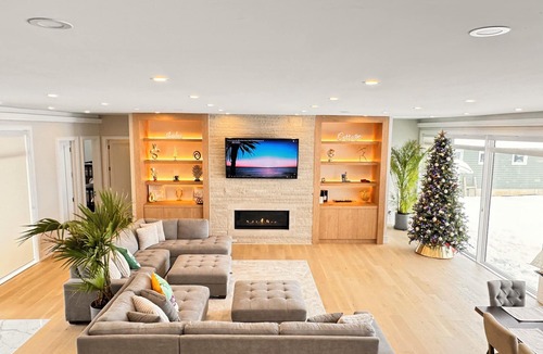 Victoria Harbour House | Shoreline Serenity