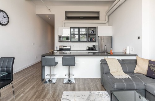 Kirkendall North Apartment | Simply Comfort. UV Disinfected Bright Cozy Loft Gym Parking
