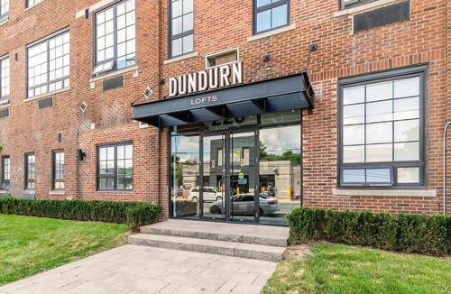 Kirkendall North Apartment | Simply Comfort. UV Disinfected Bright Cozy Loft Gym Parking