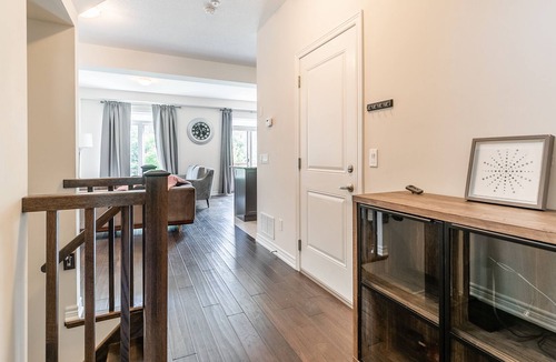 Stoney Creek House | Simply Comfort. 3BR 2.5BA Townhome 1 min to the Beach. BBQ.Parking