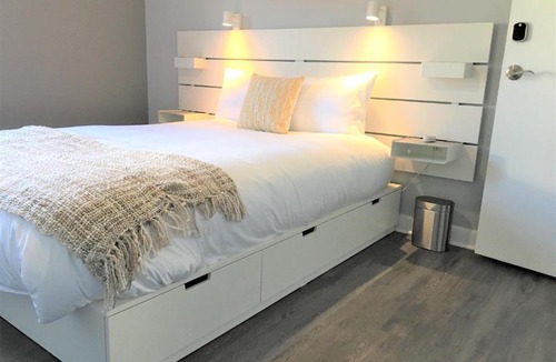 Ottawa Division Apartment | Simply Stays