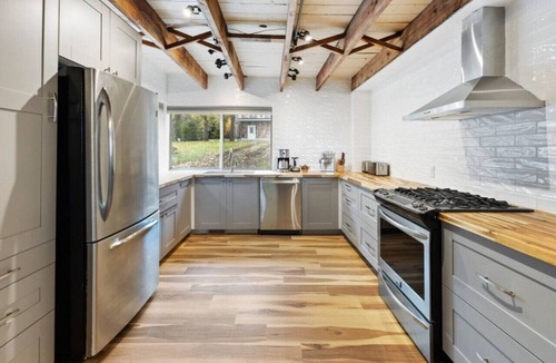 Meaford Cottage | Skipping Rock Cottages: Ultimate Lakeside Retreat