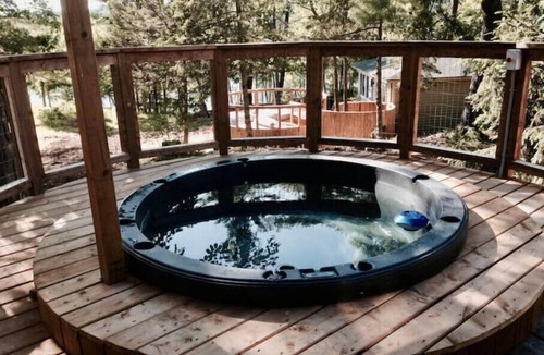 Lansdowne House | SKYE Waterfront 5 Person Cottage with your own Hottubn