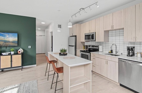 Lowry Hill East Apartment | Sleek & Serene Haven mins to DT w Gym, BBQ Rooftop