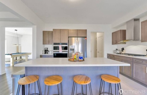 Thorold House | Sleeps 10 | 22min to Niagara | Pool table