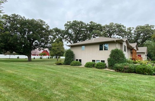 Albert Lea House | Sleeps 15 Beautiful Home on 1.2 Acre lot Minutes from Lakes, boat dock & beach