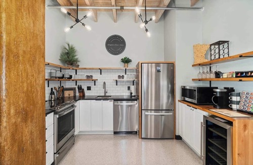 Canal Park Condo | Sleeps 6 in Canal Park with a Balcony