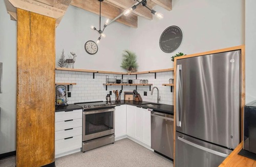 Canal Park Condo | Sleeps 6 in Canal Park with a Balcony