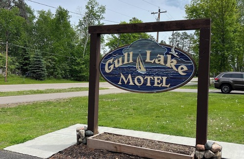 Lake Shore Apartment | Snug as a Bug Studio-style Motel on The Gull Lake Trail in Lake Shore WiFi, AC