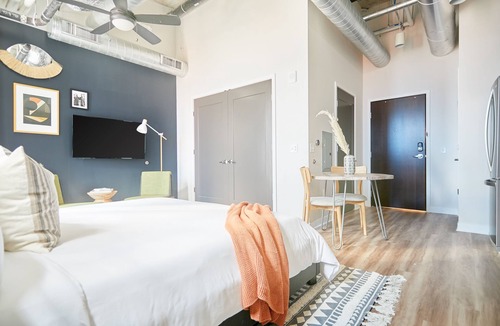 Uptown Apartment | Sonder at REVEL | Queen Studio Apartment