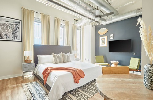 Uptown Apartment | Sonder at REVEL | Queen Studio Apartment