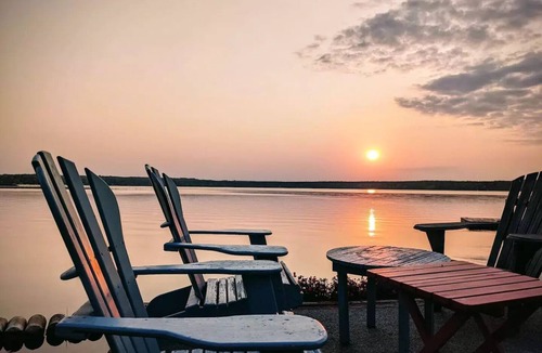 Springwater Cottage | Soothing 4-Season Work & Play Lakehouse