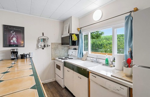 Harcourt Cottage | South Algonquin Lakefront 2 Bedroom Cottage on Walking/ATV/Snowmobile Trail