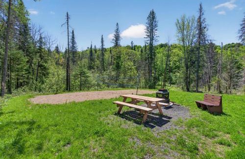 St-Adolphe-d'Howard Ski Chalet | Spa & Pool table - Le Massif