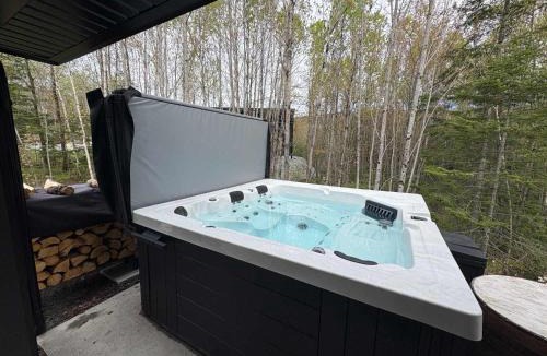 Saint-Magloire Ski Chalet | Spa & River view - Le Conteneur Cache