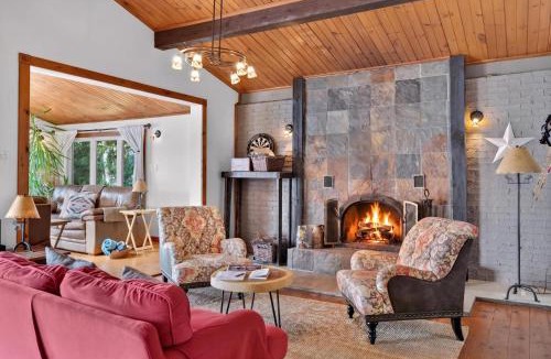 Amherst Ski Chalet | Spa & Waterfront - Chalet le Colibri