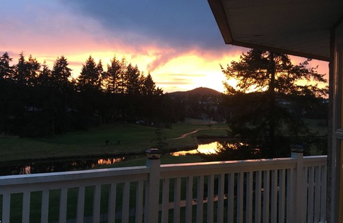 Regional District of Nanaimo House | Spacious 2 bedroom suite on Prestigious Fairwinds Golf Course