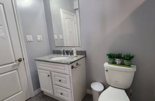 Richmond Hill House | Spacious 2 BR, 3 beds, sleeps 6, kitchen, laundry