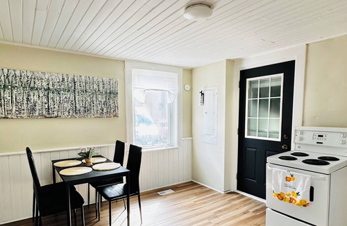 Peterborough House | Spacious 2BR House with Netflix, BBQ, and Patio Near City Centre