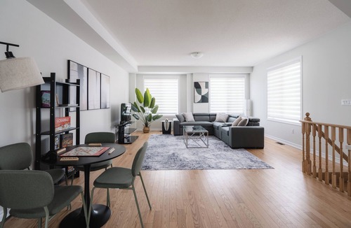 Brampton House | Spacious 3-bedroom 5 bed townhome in Quiet Brampton Location All Amenities Inc.